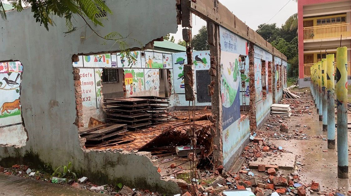 নরসিংদীতে নিলাম ছাড়াই সরকারি স্কুল ভবন ভাঙা ও মালামাল বিক্রির অভিযোগ